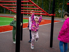 «Умную» спортивную площадку в Благовещенске открыли зарядкой и состязаниями