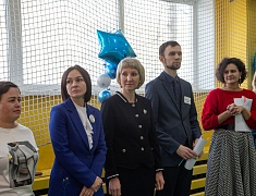 Мэр Благовещенска Олег Имамеев посетил выставку "Дня детских изобретений" в 16 школе