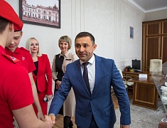 В Благовещенске чествовали известных благовещенцев — Елену Пастухову и Василия Семёнова. Они стали наставниками месяца