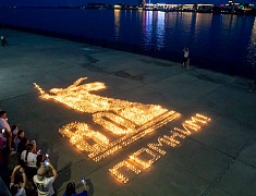 Благовещенцы выложили «Родину-мать» из пяти тысяч свечей