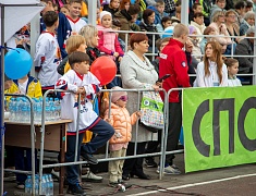 «Умную» спортивную площадку в Благовещенске открыли зарядкой и состязаниями