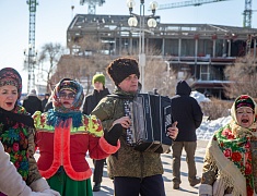 Благовещенцы проводили зиму блинами и хороводами