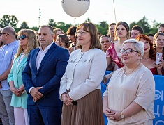 Почти 1200 благовещенских выпускников прошли в торжественном шествии по центру Благовещенска 