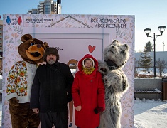 Театрализованная игровая программа для всей семьи "Рождество по-русски" прошла на центральной площади Благовещенска