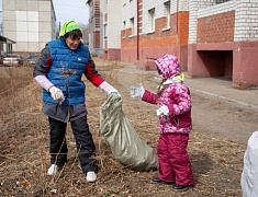 Мэр Благовещенска Олег Имамеев вместе с фан-клубом города очистил еще одну городскую территорию