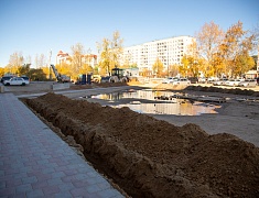 Мэр Благовещенска Олег Имамеев в ходе выездного совещания проконтролировал ход работ на универсальной спортплощадке в микрорайоне