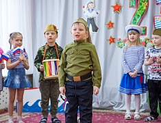 Ко Дню защитника Отечества в благовещенском детском саду подготовили выставку и спектакль для пап