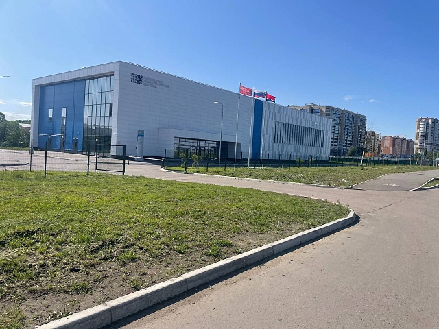 Коммунальщики следят за красотой городских газонов