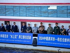 Главы Хэйхэ и Благовещенска возложили цветы на пограничной реке