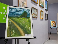 Выставка работ членов клуба «Живопись в третьем возрасте» Ассоциации пожилых людей открыла свои двери в «Чеховке»