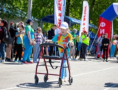 Забег «Я могу» собрал на стадионе «Юность» сотню ребят с ограниченными возможностями здоровья