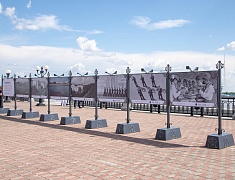 На набережной Амура в Благовещенске открыли фотовыставку ТАСС в честь юбилея города