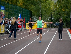 «Умную» спортивную площадку в Благовещенске открыли зарядкой и состязаниями
