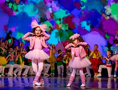 Мэр города Олег Имамеев поздравил благовещенский ансамбль "Ровесники" с 57-летием