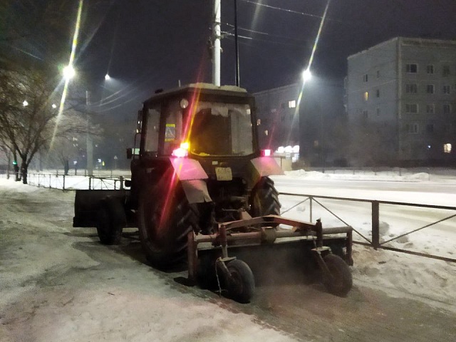 Рабочие ГСТК ночью очищали тротуары в микрорайоне, на "Тайване" и на КПП