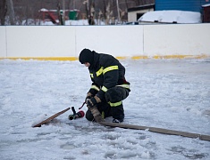 Выездная встреча мэра по заливке катка на Нагорной, 14