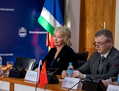 Делегация Хэйхэ поздравила благовещенцев с наступающим Новым годом