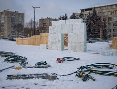 В Благовещенске приступили к монтажу главной новогодней ели