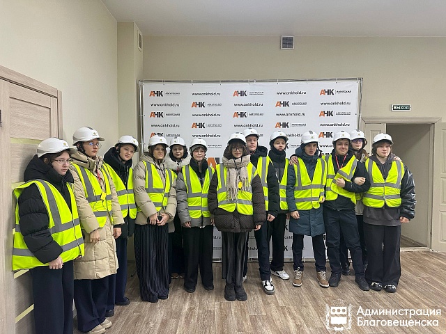 Больше 40 благовещенских школьников примерили на себя профессии, связанные с переработкой сои и космонавтикой