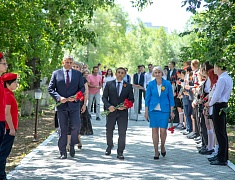 Цветы в память о подвиге советских солдат возложили в Благовещенске