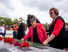 В День памяти и скорби благовещенцы возложили цветы к памятнику воинам-амурцам