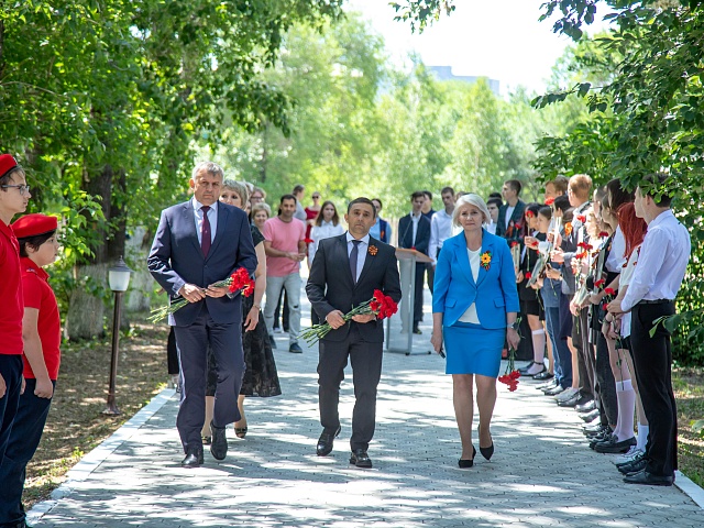 Цветы в память о подвиге советских солдат возложили в Благовещенске