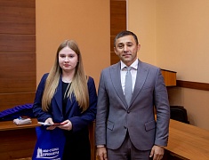 Городские школьники получили первые паспорта из рук мэра Олега Имамеева