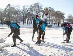 Благовещенские студенты почистили тротуары возле медучреждений