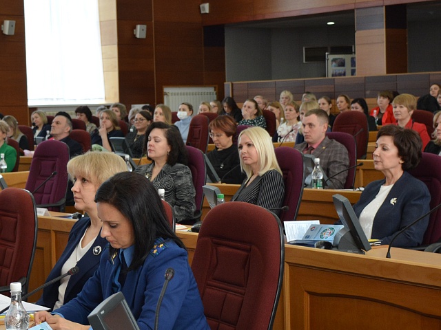 На стороне ребенка: актуальные вопросы в сфере защиты детей обсудили на региональном совещании