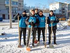 Благовещенские студенты почистили тротуары возле медучреждений