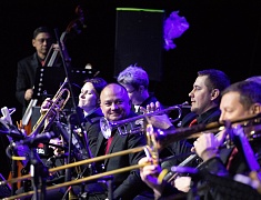 С днём рождения Благовещенск поздравили солист музыкального театра «Геликон-опера» Дмитрий Янковский и оркестр «АмурДжазБэнд»