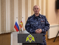 Мэр Благовещенска Олег Имамеев вручил кубок наставника месяца Виктору Ныркову