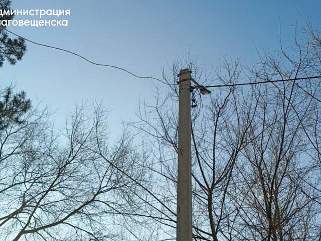 Заменить провод и светильники: сотрудники ГСТК восстанавливают освещение на пересечение Островского и Перспективной