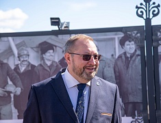 На набережной Амура в Благовещенске открыли фотовыставку ТАСС в честь юбилея города
