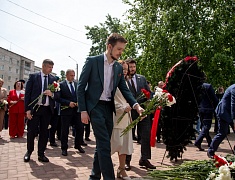 В Благовещенске прошли торжественные церемонии у памятников основателям города