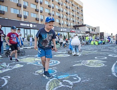 В День защиты детей маленькие благовещенцы рисовали на асфальте