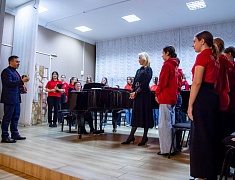 Мэр Благовещенска Олег Имамеев вручил кубок наставнику месяца