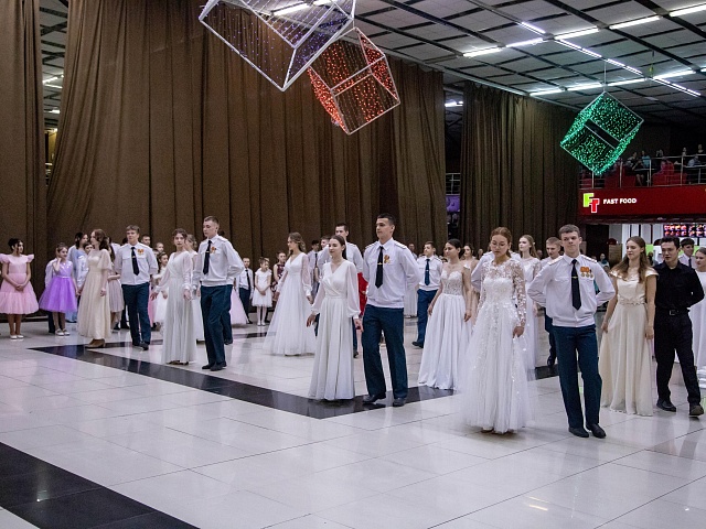 Больше 400 благовещенцев закружил кадетский бал