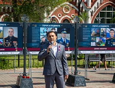 Мэр Благовещенска в День России вручил паспорта 13 юным благовещенцам