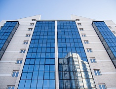 Дмитрий Гумиров вручил ключи от благоустроенных квартир первым новосёлам 