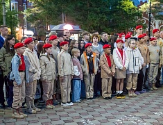 Более 400 благовещенцев на набережной Амура зажгли свечи в память о жертвах всех терактов 