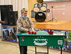 В одной из школ Благовещенска установили первые парты Героев