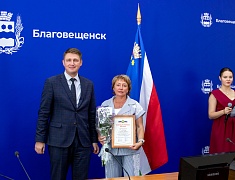 В Благовещенске работников торговли отметили Почетными грамотами