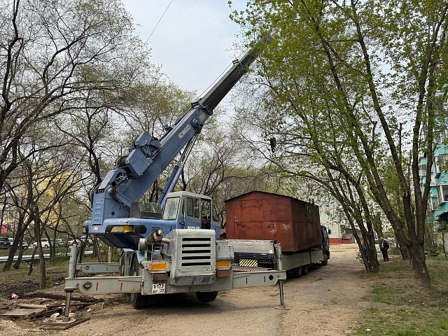 В Благовещенске начали вывозить незаконные гаражи с берега реки Бурхановки