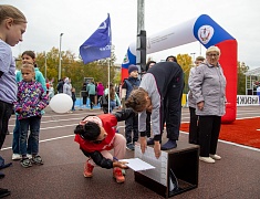 «Умную» спортивную площадку в Благовещенске открыли зарядкой и состязаниями