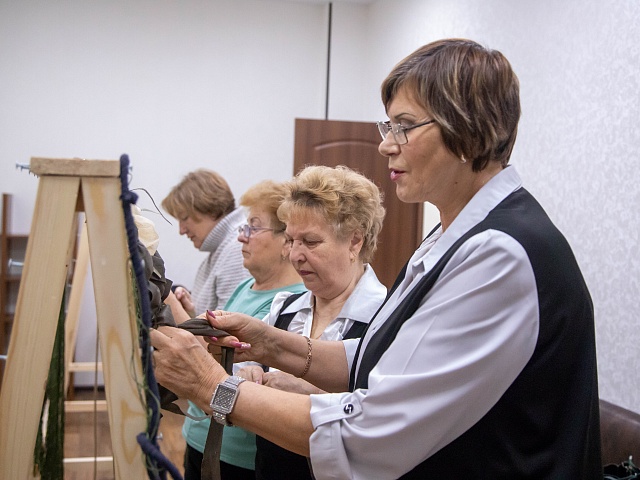 Сухой душ, носилки, сети и нашлемники изготавливают на «Фабрике для СВОих» в Благовещенске