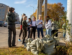 К общегородскому субботнику присоединились работники администрации Благовещенска