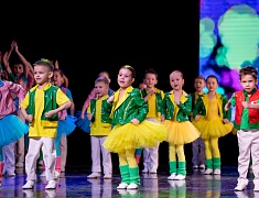 Мэр города Олег Имамеев поздравил благовещенский ансамбль "Ровесники" с 57-летием