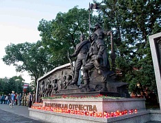 В Благовещенске на площади Победы зажгли «Свечи памяти»