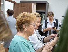 Сухой душ, носилки, сети и нашлемники изготавливают на «Фабрике для СВОих» в Благовещенске